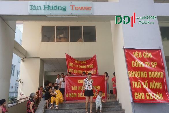 Chung cư Tân Hương (quận Tân Phú, TPHCM) bàn giao nhà từ năm 2014 nhưng do lỗi của CĐT về xây dựng sai thiết kế và CĐT đã thế chấp dự án cho Ngân hàng nên hiện tại không thể làm sổ cho cư dân.