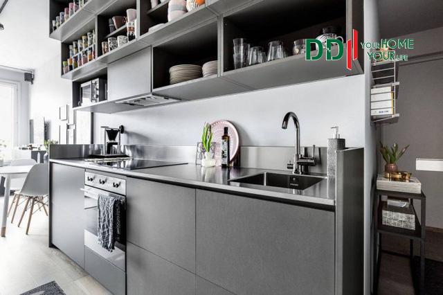 Không giống những góc bếp thông thường, toàn bộ hệ thống tủ bếp của căn hộ này được thiết kế mở tạo cảm giác thông thoáng cho không gian nấu nướng.