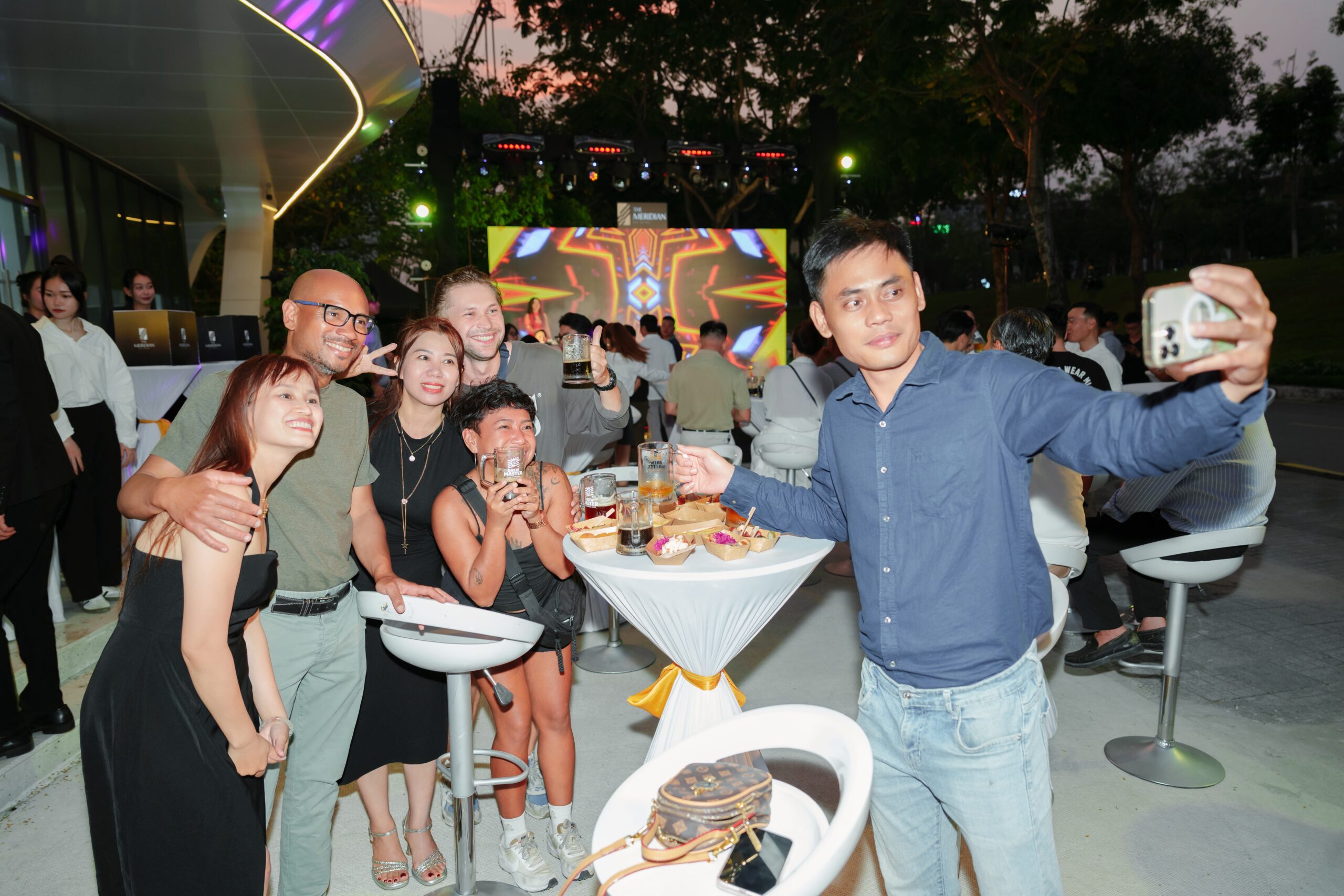 Không gian tiệc bùng nổ